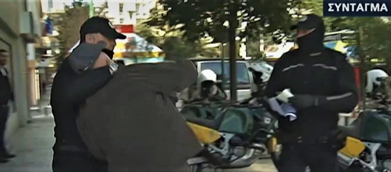 Αθήνα: Κεφαλοκλείδωμα από δημοτικούς αστυνομικούς σε ηλικιωμένο λόγω απαγόρευσης κυκλοφορίας (βίντεο)